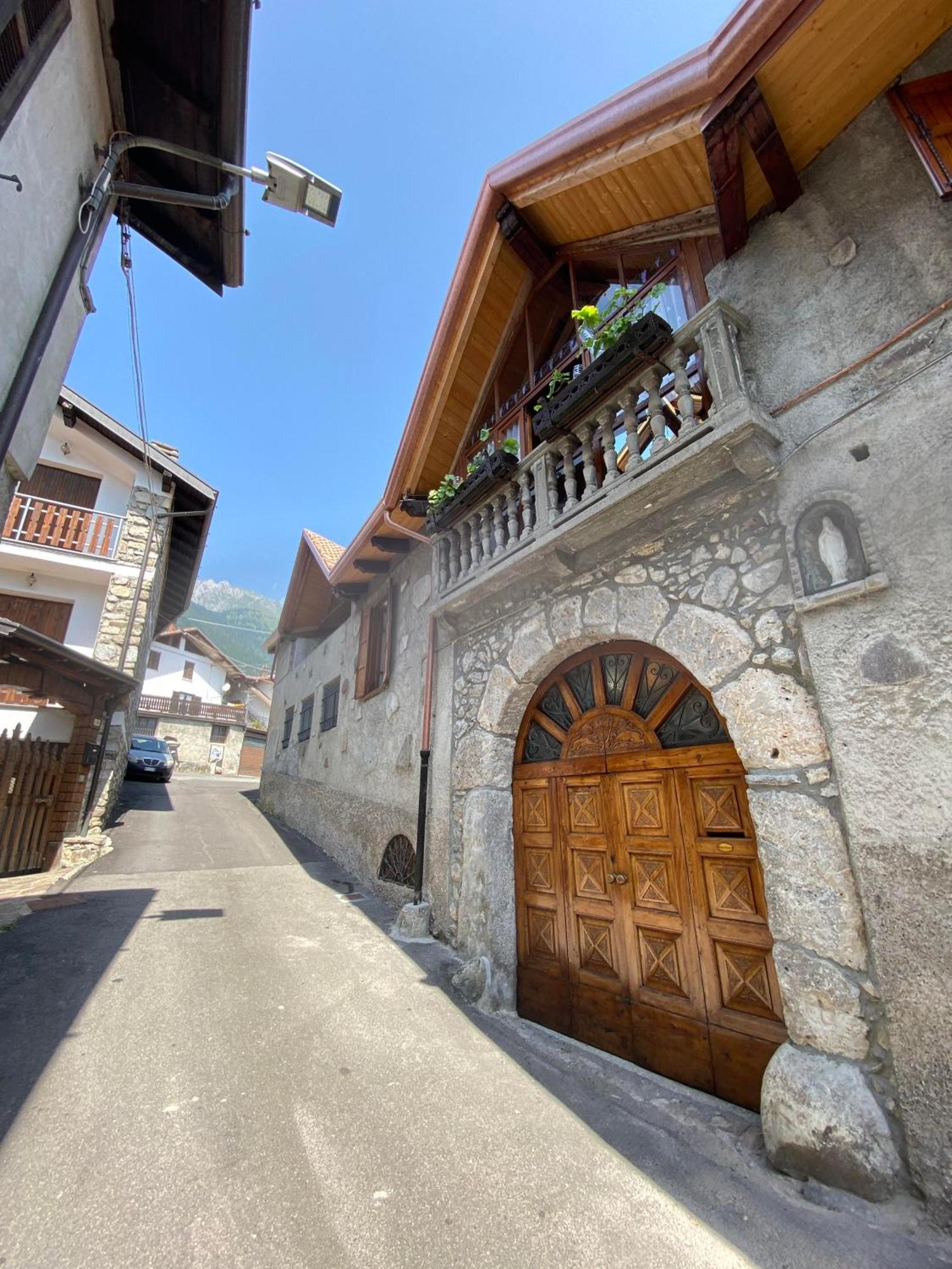 Villa Casa Nel Centro Storico Di Borno Esterno foto